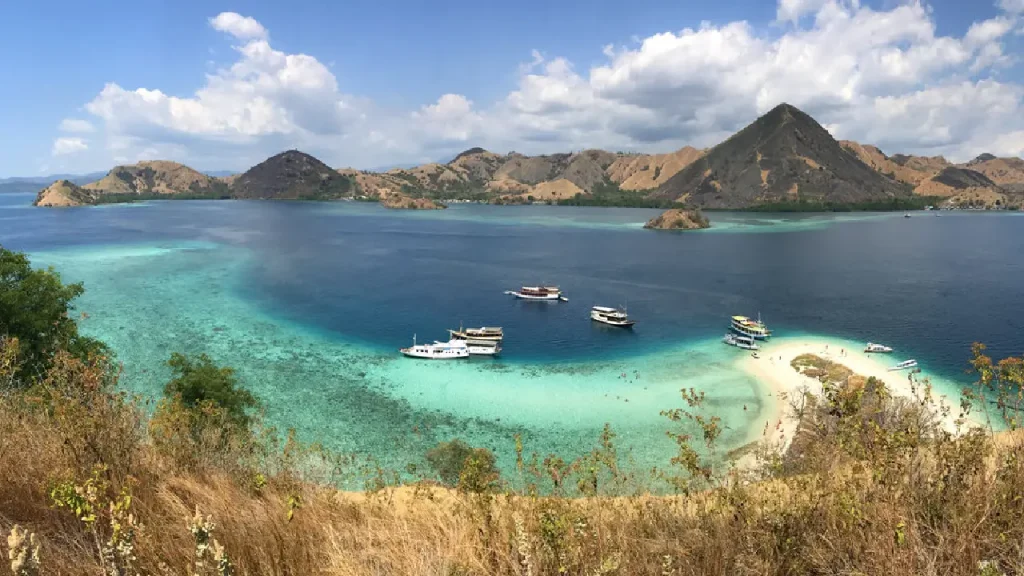 visit beauty kelor island in flores