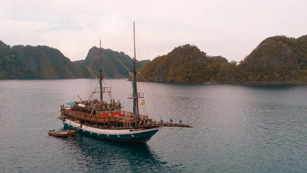 Sea Safari 8 liveaboard boat in Flores